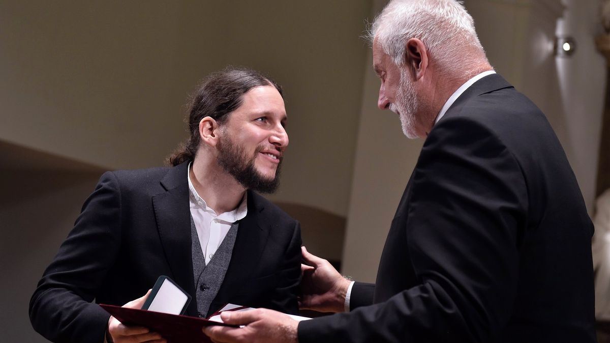 Profesor skončil kvůli svědectvím o šikaně. Na univerzitu teď podal žalobu